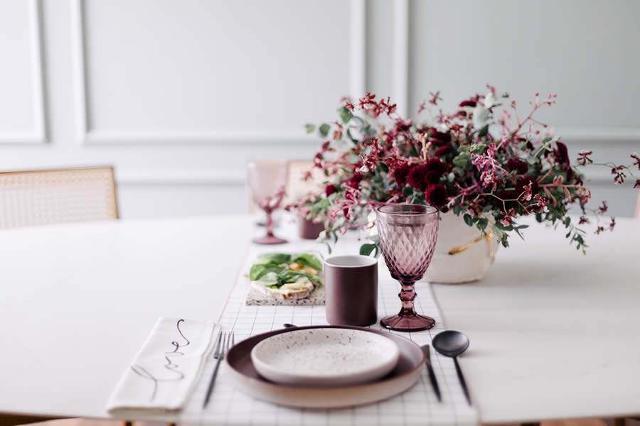 Mesa Posta, por Nathalia Candel&aacute;ria - Nicole Gomes/Apartamento 203