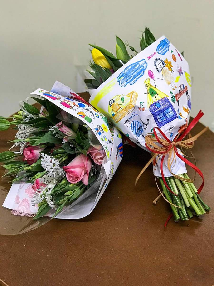 Buqu&ecirc; embalado com papel desenhado pelos netos - Cooperativa Veiling Holambra