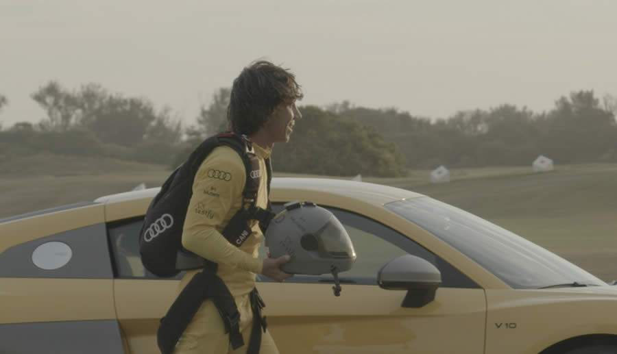 Audi promove quebra do recorde mundial de salto com o menor paraquedas por Luigi Cani
