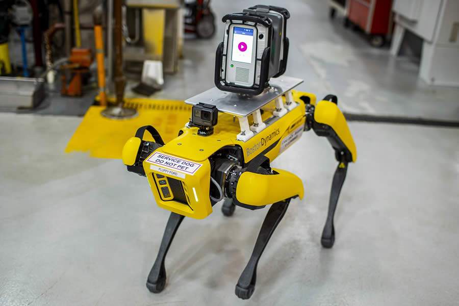 Ford usa “cães robôs” de quatro patas para escanear fábricas