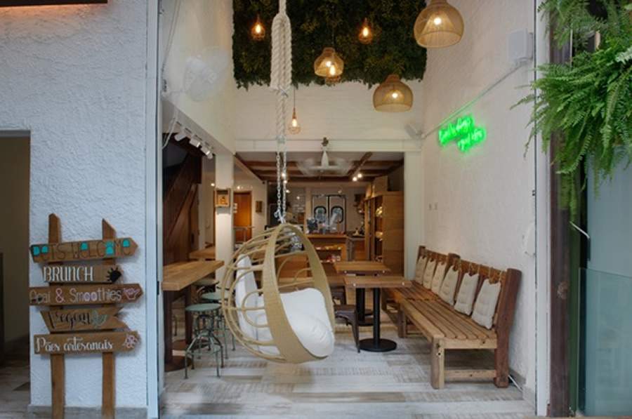 Muito mais que uma simples padaria, o projeto da Padang Breads &amp; Bowls, localizado no Jardim Paulista (S&atilde;o Paulo) e realizado pelo escrit&oacute;rio Cn Dois Arquitetura, foi inspirado na praia Padang Padang em Bali, na Indon&eacute;sia. Todo neg&oacute;cio inspira um pedacinho do local: desde a arquitetura da loja e cada detalhe do card&aacute;pio, que &eacute; repleto de frescor e leveza. Tudo tem um pedacinho de l&aacute;, da arquitetura a cada detalhe do card&aacute;pio| Foto: Marcelo Magnani