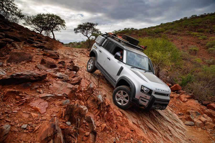 O &iacute;cone dos modelos off-road est&aacute; de volta: Land Rover Defender retorna com pneus originais Goodyear