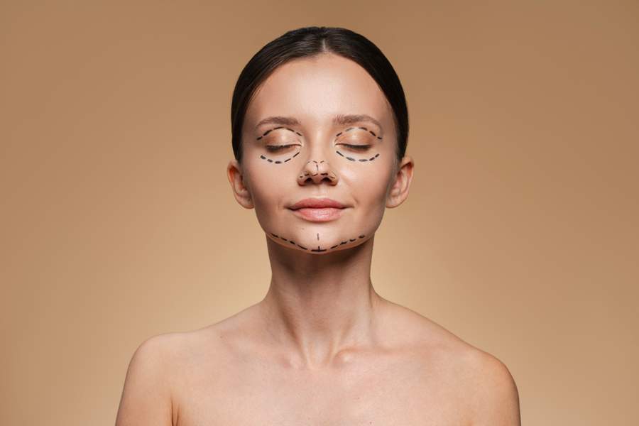  Legenda: A exposi&ccedil;&atilde;o constante &agrave; pr&oacute;pria imagem em v&iacute;deos e reuni&otilde;es online tem levado mais pessoas a buscar cirurgias faciais, muitas vezes motivadas por percep&ccedil;&otilde;es distorcidas causadas pela c&acirc;mera - Cr&eacute;dito: Freepik