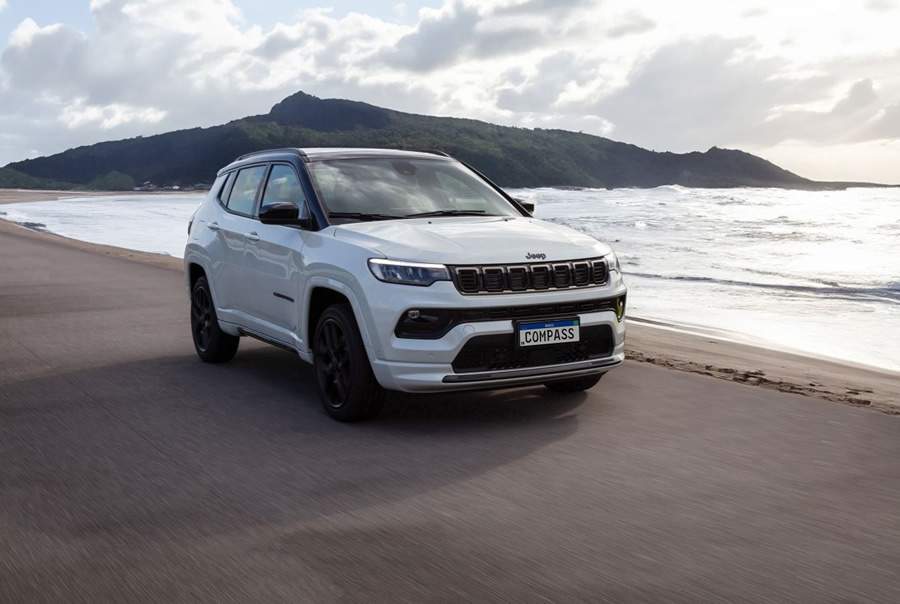 Jeep&reg; Compass segue l&iacute;der entre os SUVs m&eacute;dios no acumulado de 2024 e o Renegade se destaca nos &uacute;ltimos meses