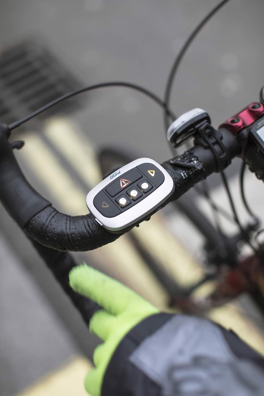 Ford cria a “Jaqueta Emoji” para comunicação de ciclistas no trânsito