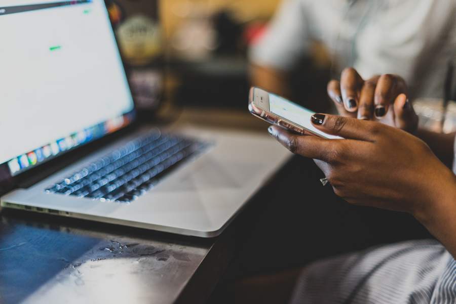 Chatbot possibilita que um rob&ocirc; fa&ccedil;a intera&ccedil;&atilde;o com o usu&aacute;rio, responda perguntas e solucione problemas - Cr&eacute;ditos: Envato Imagens