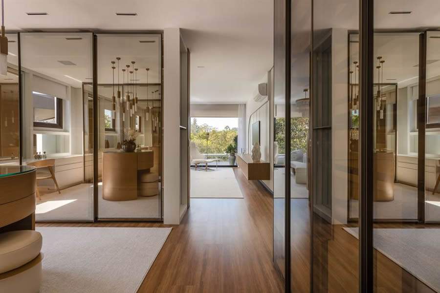 Com a tecnologia refletiva, o vidro reflecta se conecta ao projeto pela percep&ccedil;&atilde;o na luz e as experi&ecirc;ncias sensorial dos ambientes, conforme percebido neste closet projetado pelos arquitetos Mariana Meneghisso e Alexandre Pasquotto | Projeto Meneghisso &amp; Pasquotto Arquitetura | Foto: JP Image