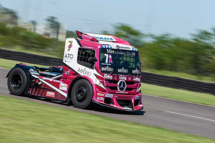 D&eacute;bora Rodrigues leva a YPF Brasil para as pistas na Copa Truck - Rafael Catelan