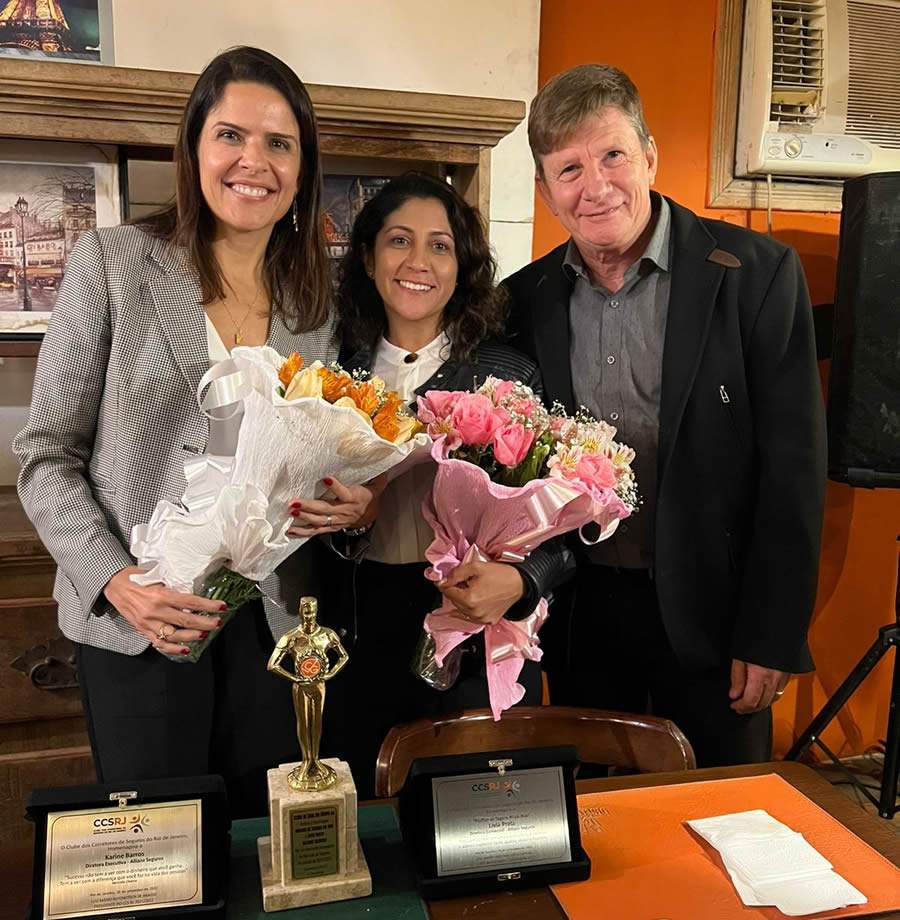 Da esquerda para direita: Karine Barros, diretora executiva comercial da Allianz Seguros ; a homenageada, Livia Prata, diretora comercial regional RJ/ES da Allianz Seguros; e Jayme Torres, diretor da AECOR-RJ