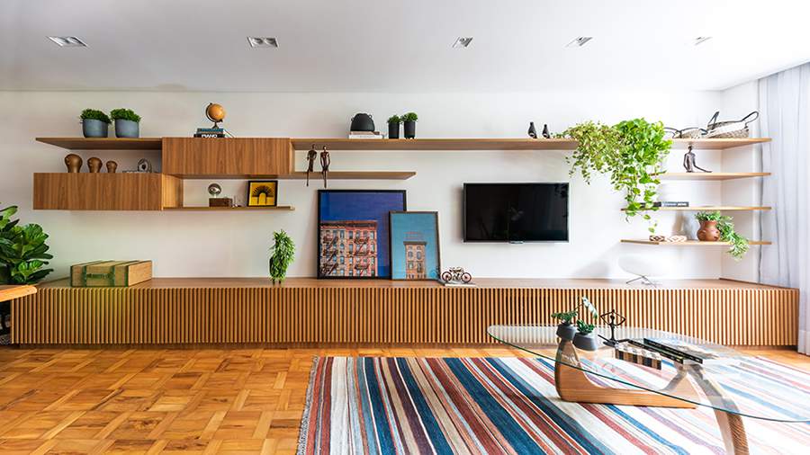 Com 8 m de comprimento, o rack denota proporção e linearidade nesse espaço social do apartamento projetado pelo arquiteto Pietro Terlizzi | Foto: Guilherme Pucci