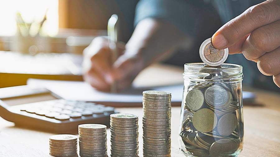 Com aumento de brasileiros que est&atilde;o economizando e cortando gastos, especialista explica o que n&atilde;o cortar para manter sa&uacute;de f&iacute;sica e mental em dia