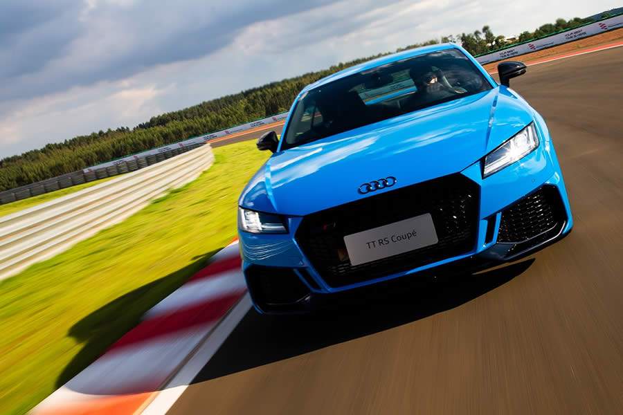 Audi TT RS chega ao Brasil com novo visual