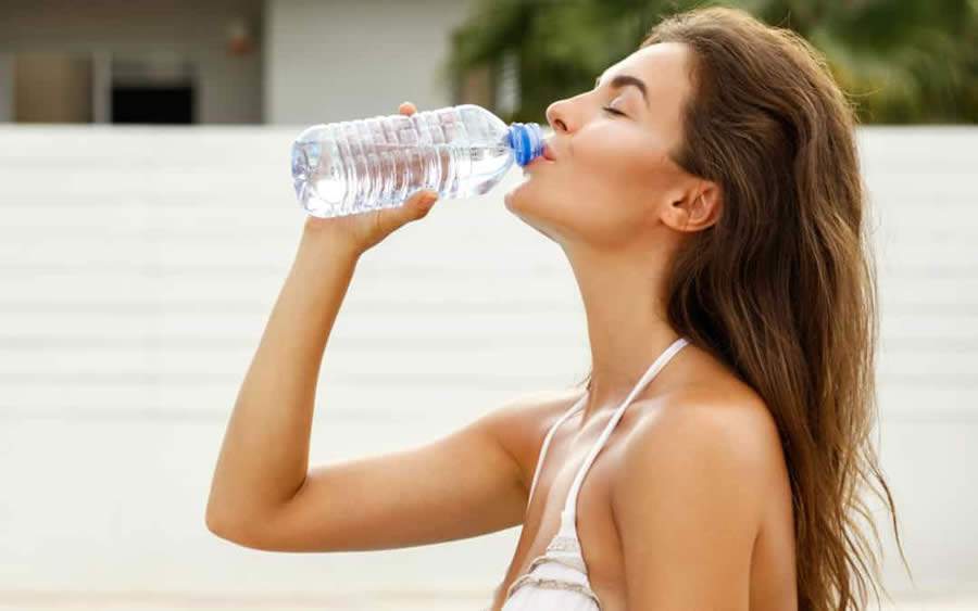Rugas causadas pelo ato de tomar água direto da garrafa são a nova preocupação com a beleza da pele