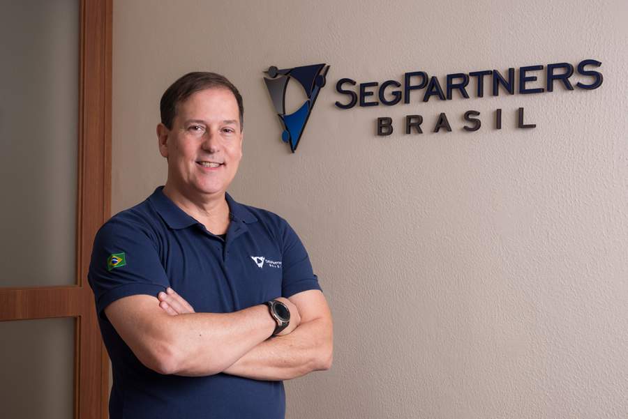 Fotos: Paulo Rog&eacute;rio dos Santos, CEO da SegPartners Brasil, logo comemorativo 10 anos
