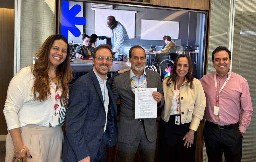  Milena Pessoa (Gerente de DE&amp;I da Sompo), Djalma Scartezini (CEO da REIS), Alfredo Lalia Neto (CEO da SOMPO), Roberta Caravieri (Diretoria de RH e Sustentabilidade) e Celso Ricardo Mendes (Diretor Executivo da Sompo) durante assinatura do documento de ades&atilde;o da Sompo &agrave; REIS