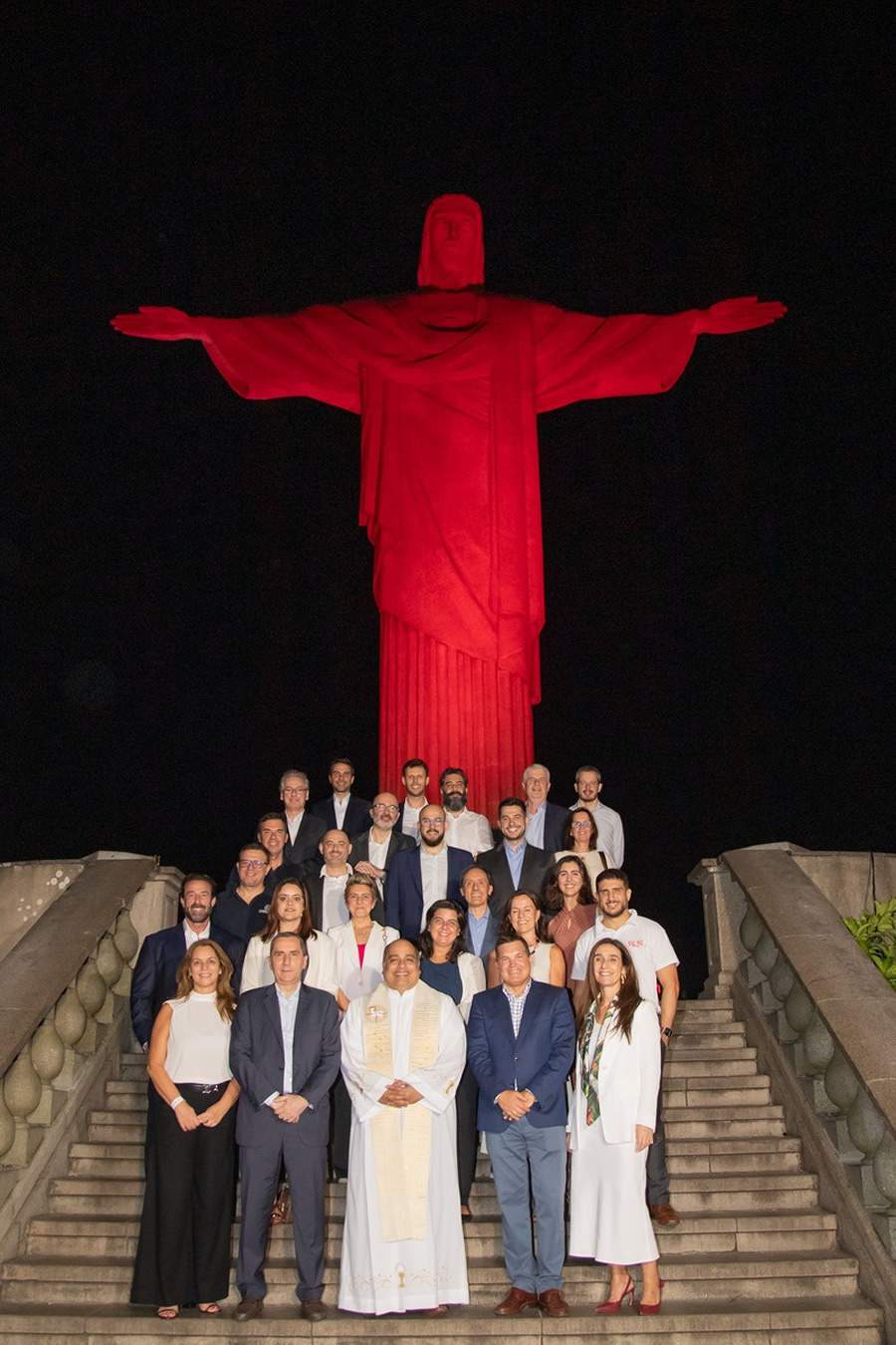 Cristo Redentor é iluminado de vermelho em comemoração aos 100 anos de Generali