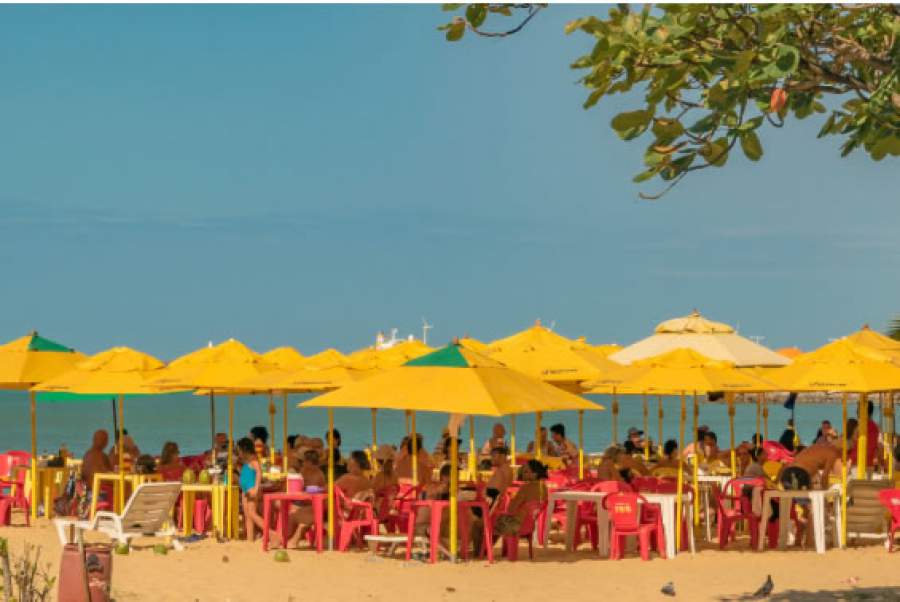 Diante do calor intenso, muitos brasileiros escolhem frequentar bares e restaurantes, onde podem desfrutar de um ambiente mais fresco e aconchegante. Fonte: Canva