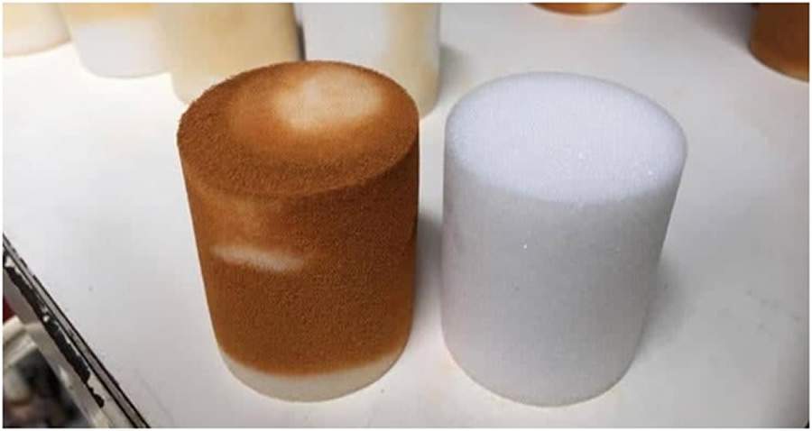 À esquerda, projétil de espuma da Ultra Clean Brasil após limpeza de biofilme em tubulação.   