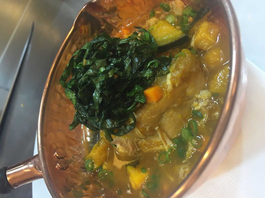 Caçarola de frango com abóbora e taioba