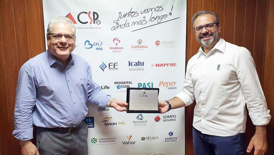 João Paulo Mello, presidente do CSP-MG, recebe placa comemorativa do gerente do PASI, André Araújo