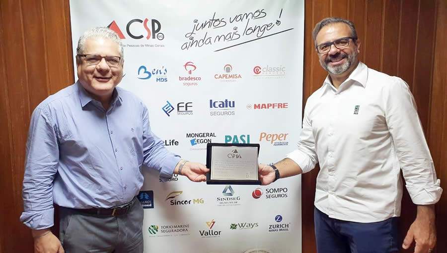 Jo&atilde;o Paulo Mello, presidente do CSP-MG, recebe placa comemorativa do gerente do PASI, Andr&eacute; Ara&uacute;jo