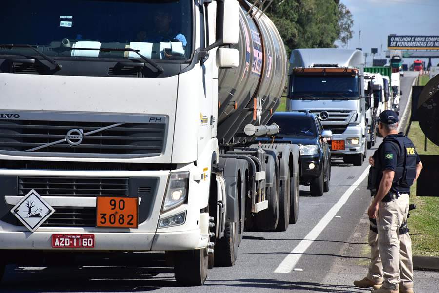 Falta de manutenção nos veículos é uma das situações que aumentam os riscos nas rodovias brasileiras. - PRF-PR