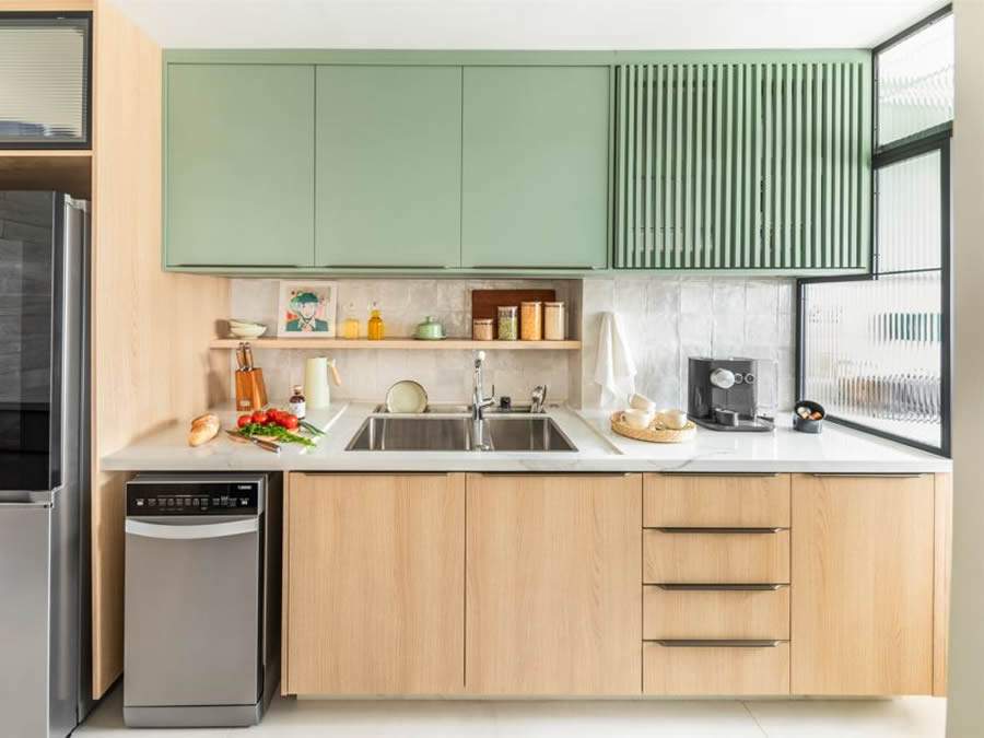 Ao planejar esse espaço, a funcionalidade foi prioridade, aproveitando cada centímetro da melhor forma possível e dividindo a cozinha em três áreas essenciais: refrigeração, lavagem e cocção | Projeto BMA Studio | Foto: Guilherme Pucci