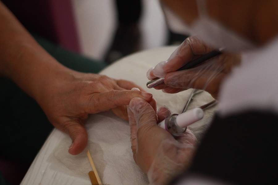 É possível remover as cutículas com perfeição sem usar alicate?