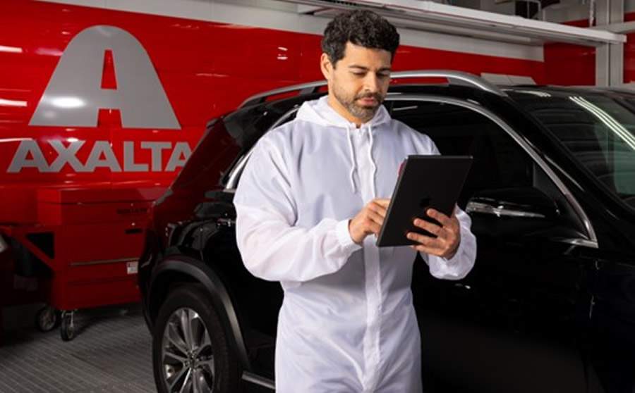 Profissional utilizando tecnologia Axalta -Divulgação