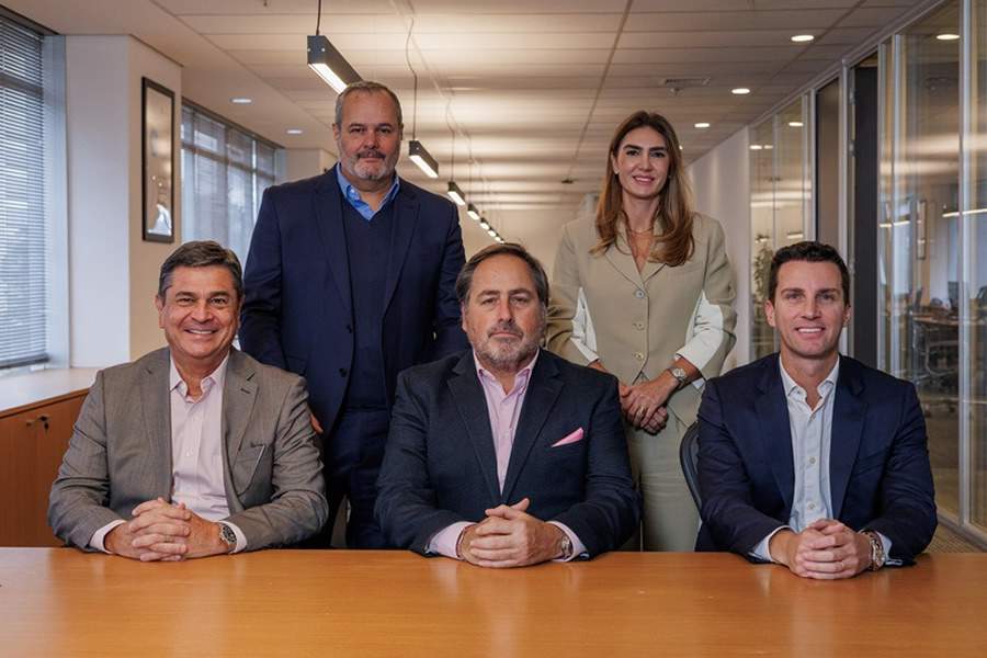 Na foto da esquerda para a direita: Ricardo Fiuza, Presidente da Assurant América Latina; Federico Bunge, Presidente da Assurant Internacional, Felipe Muraski, CEO da Gestauto. Na linha acima, Vladimir Freneda, Presidente da Assurant Brasil; Paula Brandao Muraski, CFO da Gestauto.