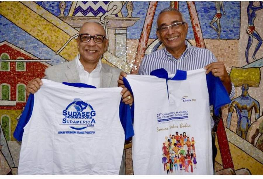 Executivo Fausto Dórea, da Sudamerica Vida, entrega ao presidente do Sincor-BA, Wanderson Nascimento, as camisas que serão usadas pelos congressistas baianos