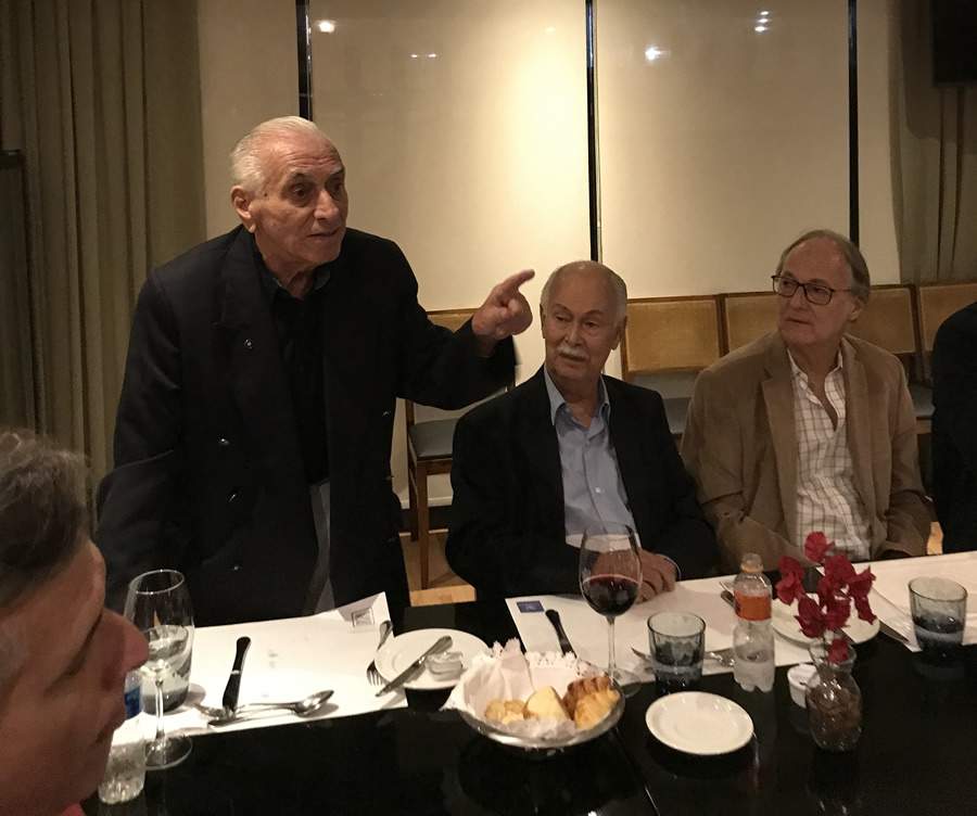 O decano dos Bolinhas, Nilo Moraes (E), sa&uacute;da os presentes ao lado de Jorge Carvalho (secret&aacute;rio) e Anselmo Abrantes Fortuna (reitor) &ndash; Foto: Divulga&ccedil;&atilde;o