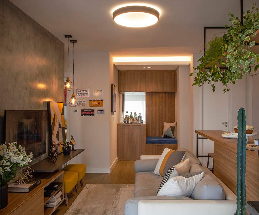 Nesse projeto da Tesak Arquitetura, as arquitetas uniram uma ilumina&ccedil;&atilde;o central e, nas laterais, luzes indiretas. Os pendentes s&atilde;o da Yamamura | Foto: Luis Gomes