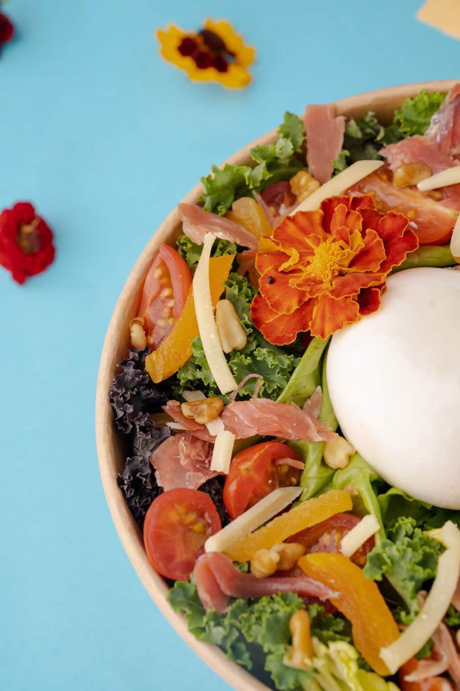 Devore a Primavera: Para Celebrar a Chegada Da Estação, Liv Up Lança Saladas Com Flores Comestíveis