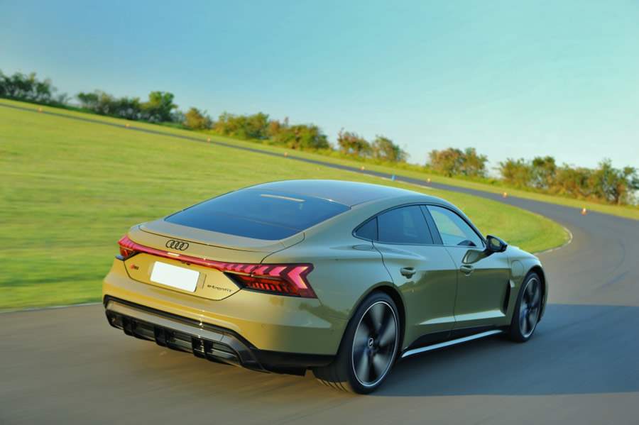 Audi do Brasil inicia entrega do esportivo el&eacute;trico RS e-tron GT para os primeiros clientes