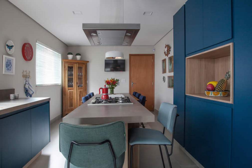 Cozinha de 21 m² se renovou com móveis alegres, ilha central equipada e revestimentos para tornar o dia a dia prático e alto astral | Foto: Luis Gomes 