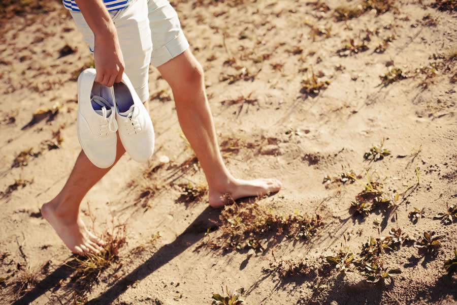 Evite andar, especialmente, sobre a areia quente ou pedras - Divulgação
