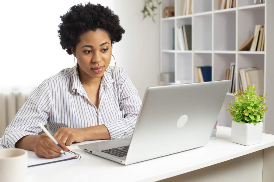 Com a ajuda da internet, &eacute; poss&iacute;vel aprender ingl&ecirc;s sem cair em armadilhas