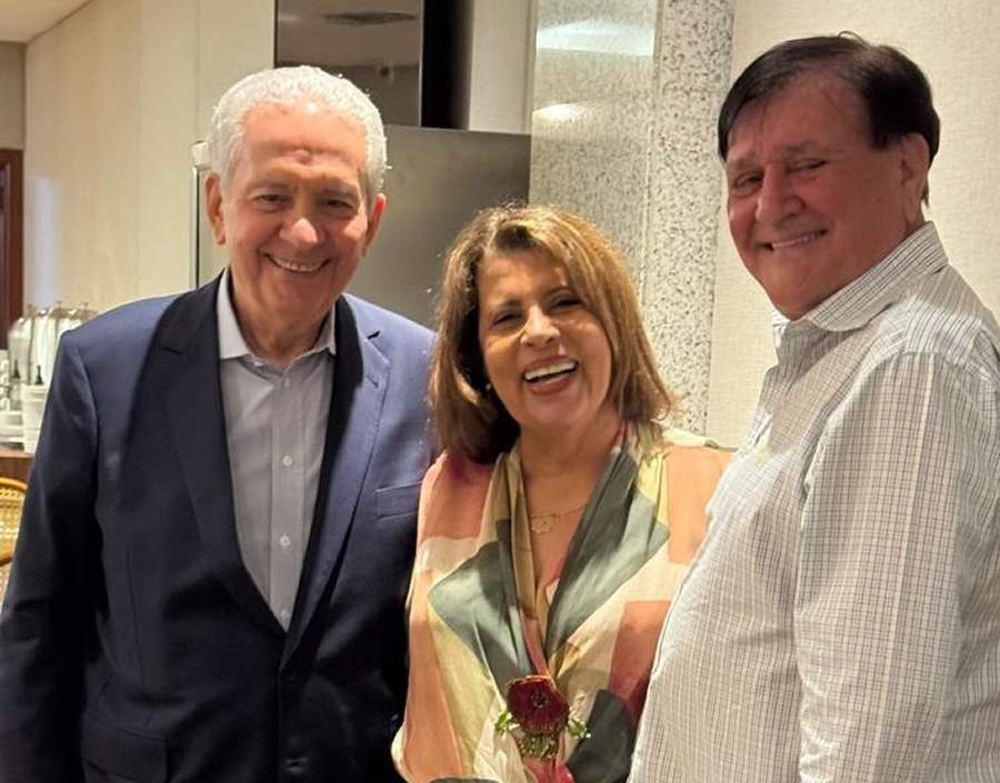 No jantar de outubro, os padrinhos Ronaldo Vilela (E) e Gilberto Villela (D) apresentaram a candidata, agora eleita, Fátima Monteiro – Foto: Divulgação