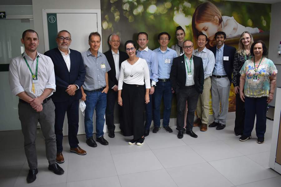 A partir da esquerda: Fernando Martins Biscione (Intelig&ecirc;ncia de Dados Unimed-BH), S&eacute;rgio Bersan (Superintendente de Aten&ccedil;&atilde;o &agrave; Saude, Unimed-BH), professor Ant&ocirc;nio Luiz Pinho Ribeiro (UFMG), Samuel Flam (ex-diretor-presidente Unimed-BH e cardiologista), Luiza Brant (UFMG), Chris Longenecker (Washington), HongHuang Lin (Massachusetts), Erin Spaulding (Johns Hopkins), Frederico Peret (Diretor-Presidente Unimed-BH), Phillip Hwang (Boston), Alex Sandhu (Stanford), Annemarie Dusanek (Gerente Riscos em Sa&uacute;de, Unimed-BH) e Maria da Gl&oacute;ria Horta (Unimed-BH).