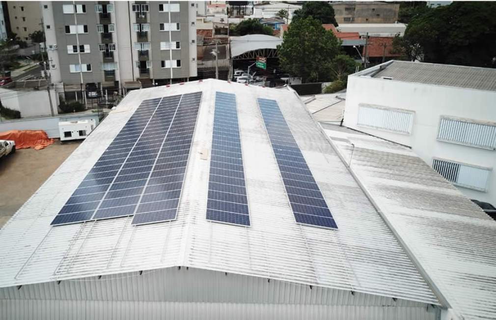 Usina Fotovoltaica (UFV) instalada em Londrina (PR), que em 12 meses de utilização já gerou 116.000 kWh, suficiente para abastecer 63 residências no mesmo período - Crédito: divulgação