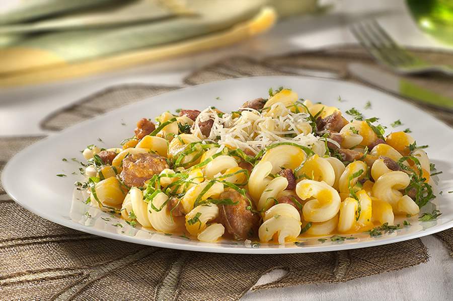 Espiral ao Molho de Abóbora com Couve e Linguiça - Marca Adria - Divulgação