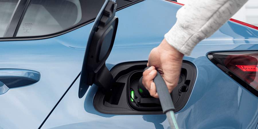 Brasil acelera rumo &agrave; mobilidade el&eacute;trica: pontos de recarga para carros el&eacute;tricos crescem 300% em apenas quatro anos