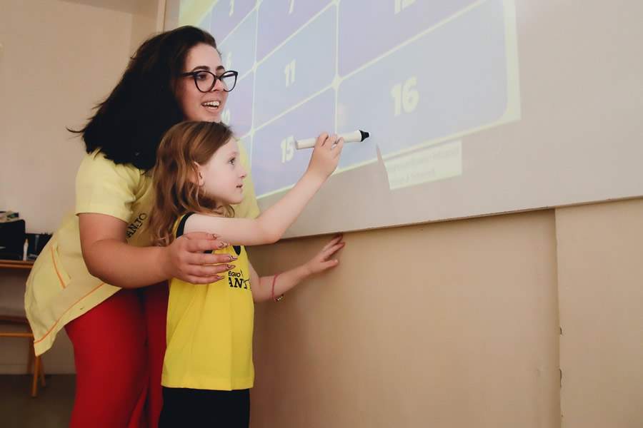 Vilãs ou ferramentas essenciais?Como as telas se tornam aliadas em casa e na escola para educação de crianças e adolescentes