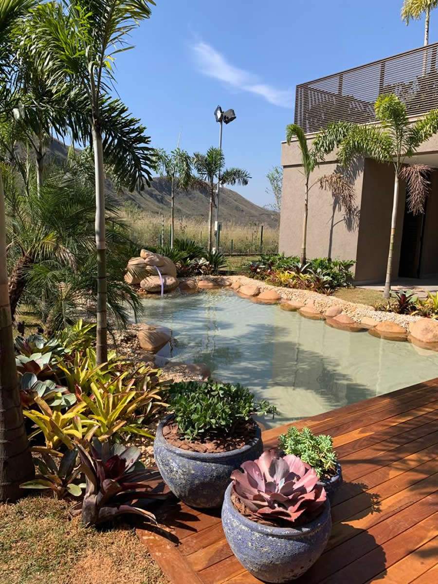 O primeiro passo para um projeto de jardim com lago ornamental &eacute; ter em mente o tamanho, o formato e o local em que ele ser&aacute; constru&iacute;do - Divulga&ccedil;&atilde;o