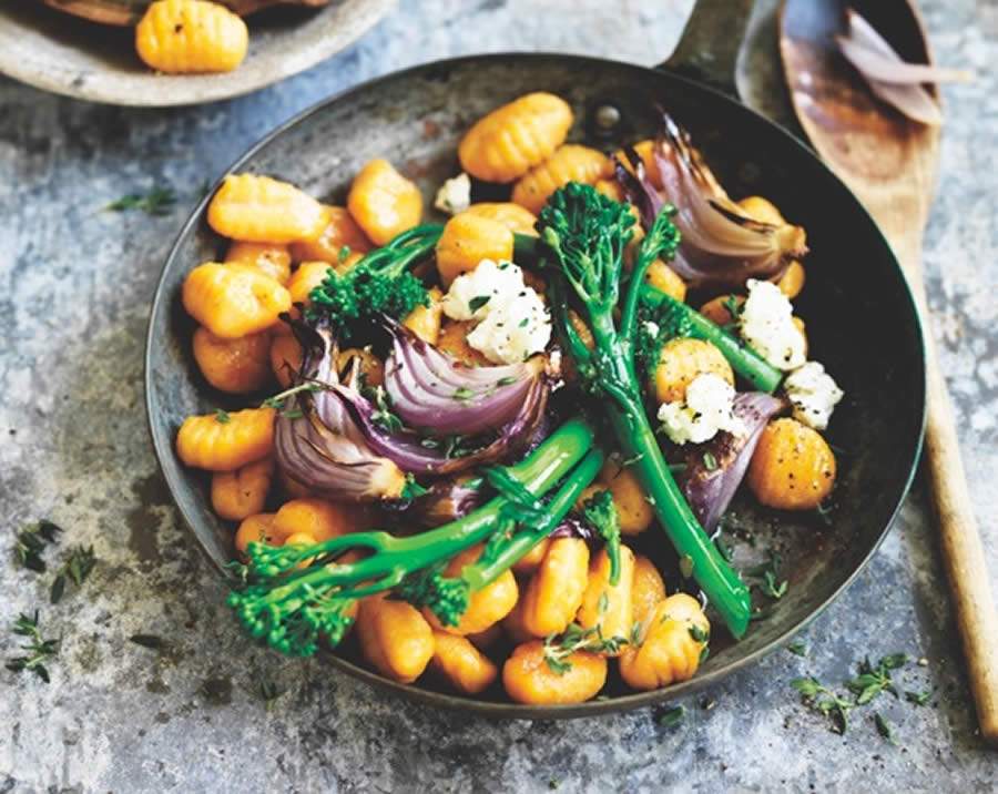 Nhoque de Abóbora Com Brócolis e Cebola Roxa