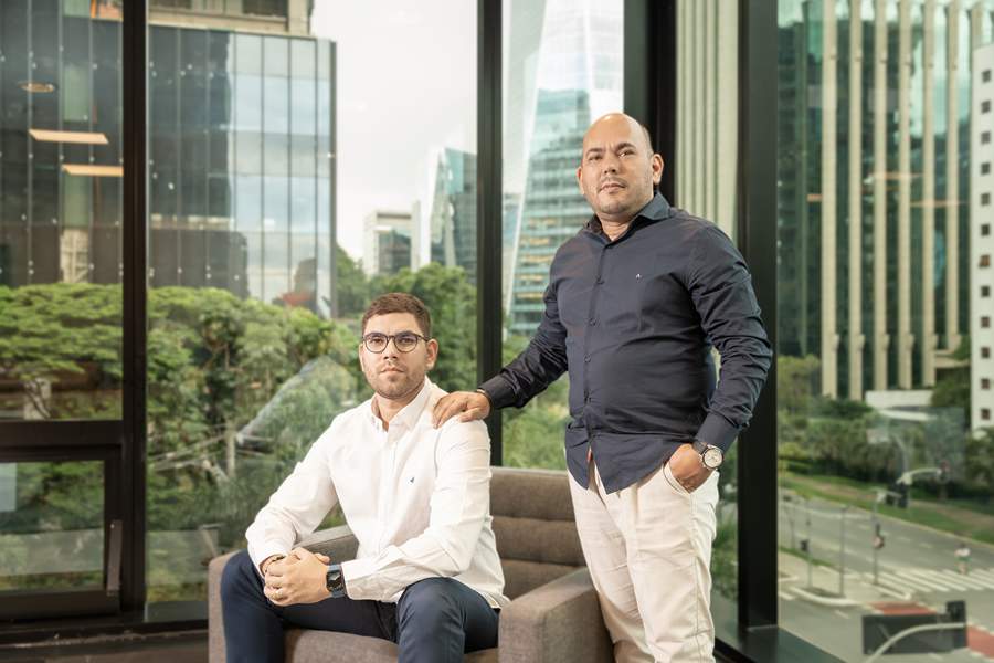 Alec Maia (sentado) e Franquilande Maia (em p&eacute;) - Divulga&ccedil;&atilde;o