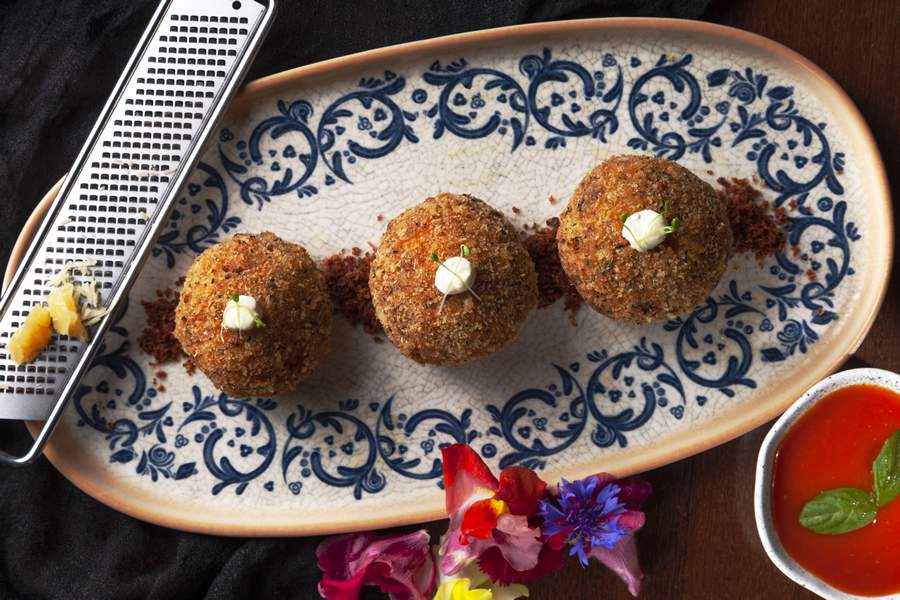 Arancini também está no menu do Bottega - Créditos: Divulgação/Minor Hotels Europe &amp; Americas