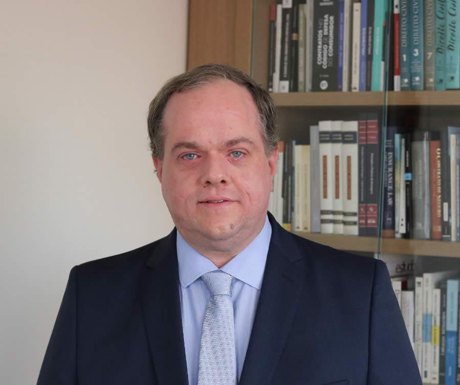 Sandro Raymundo, Advogado especialista em Seguros pela FGV/SP.