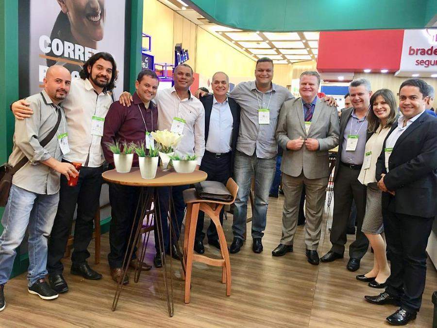 Osvaldo Abreu (Aconseg-MG) ao lado do presidente e diretores da Tokio Marine